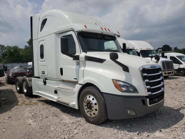  Salvage Freightliner Cascadia 1