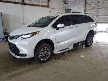  Salvage Toyota Sienna