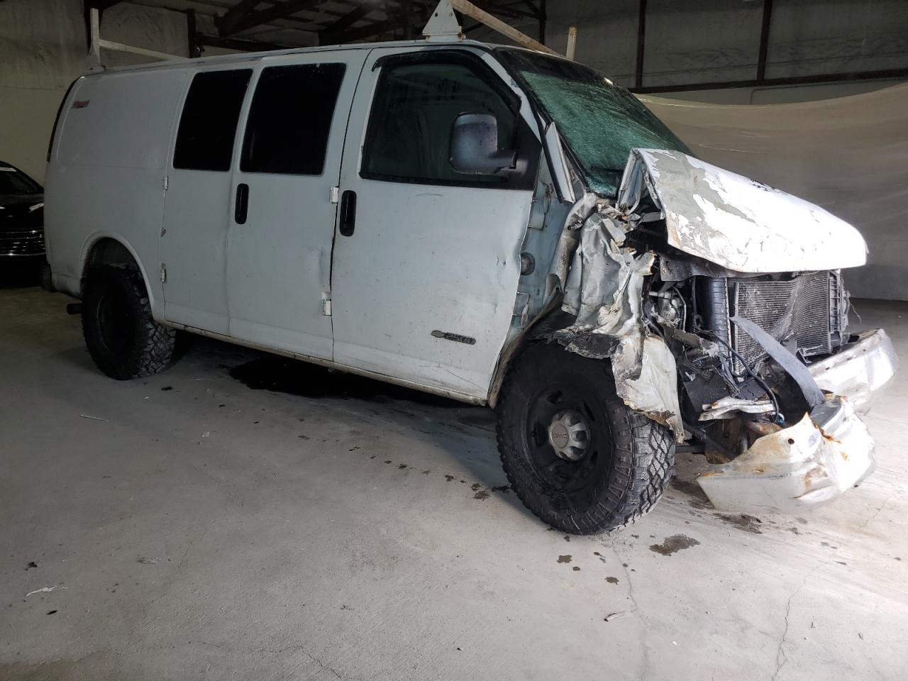 Chevrolet Express Image 2