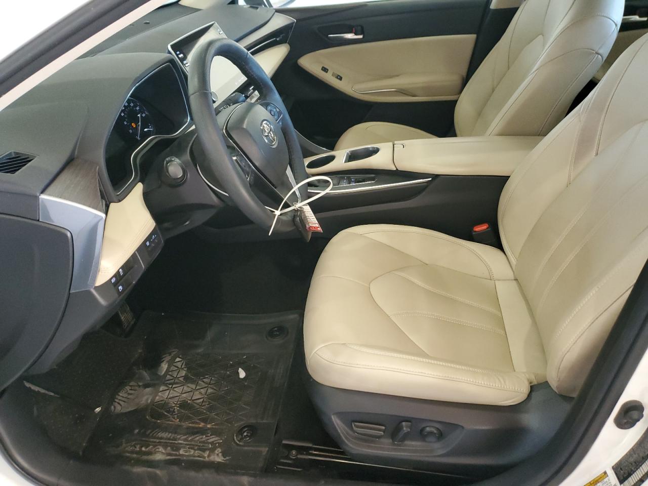 Toyota Avalon Xle Image 3