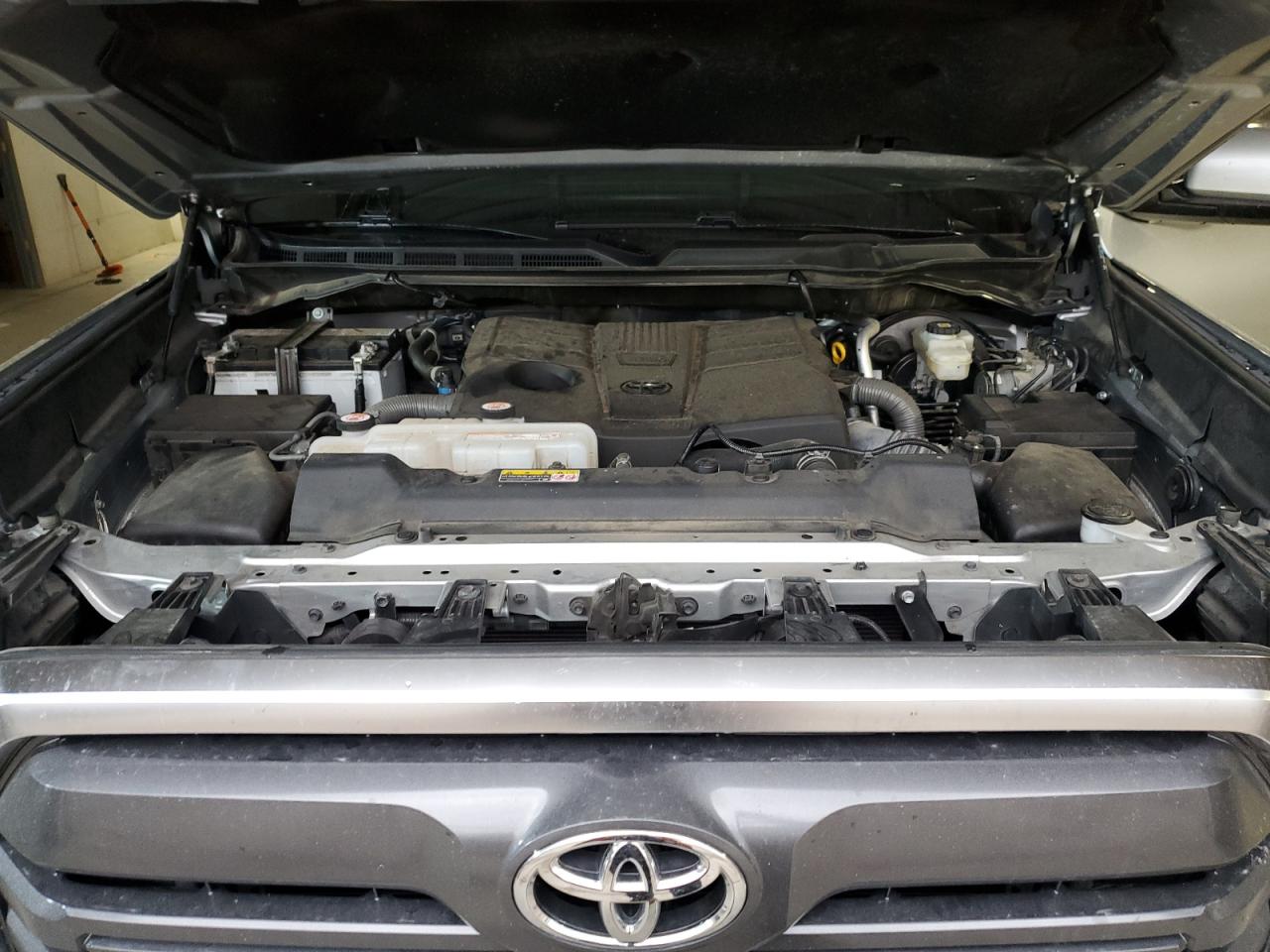 Toyota Tundra Crewmax Limited Image 5