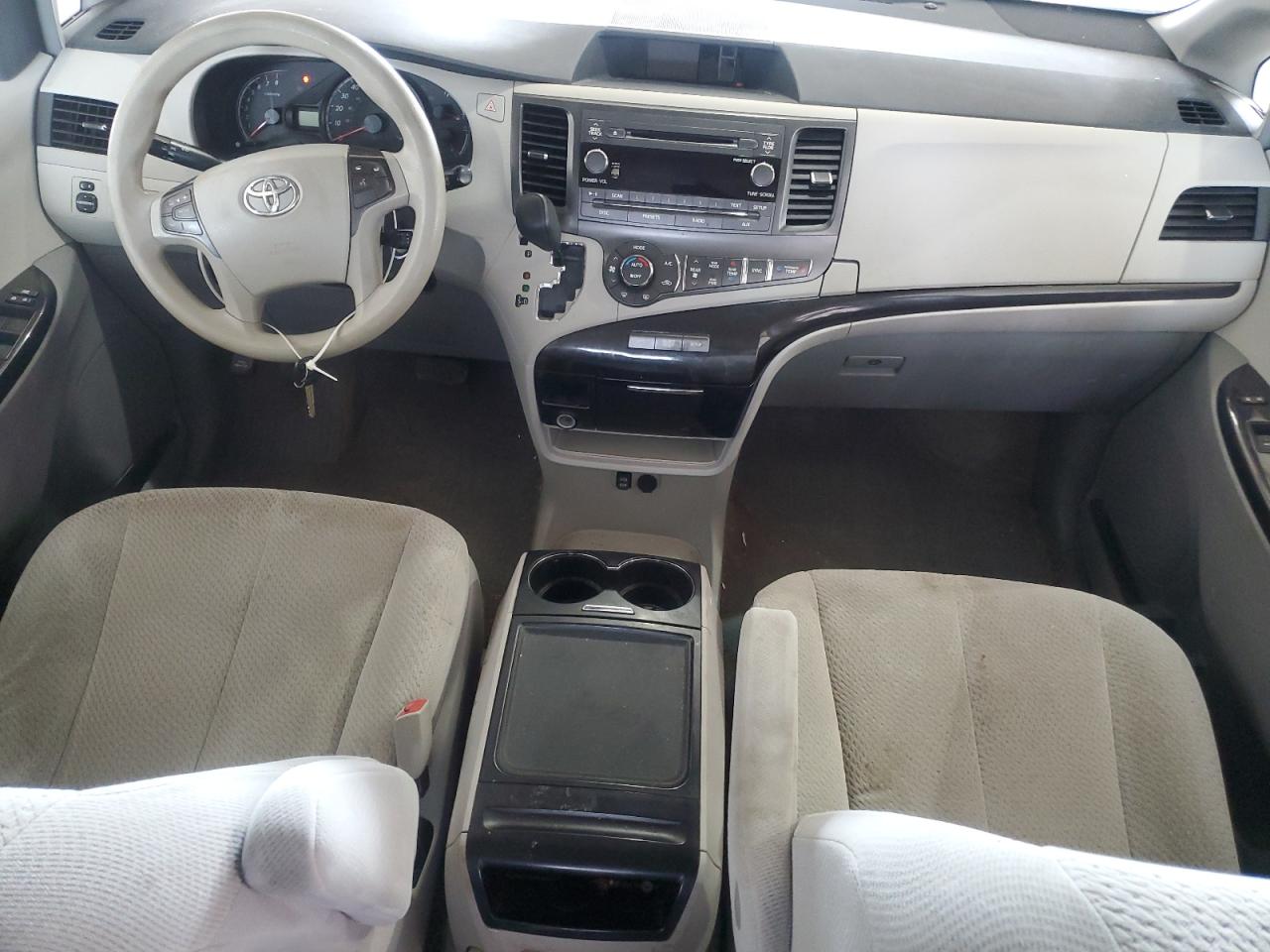 Toyota Sienna Le Image 6