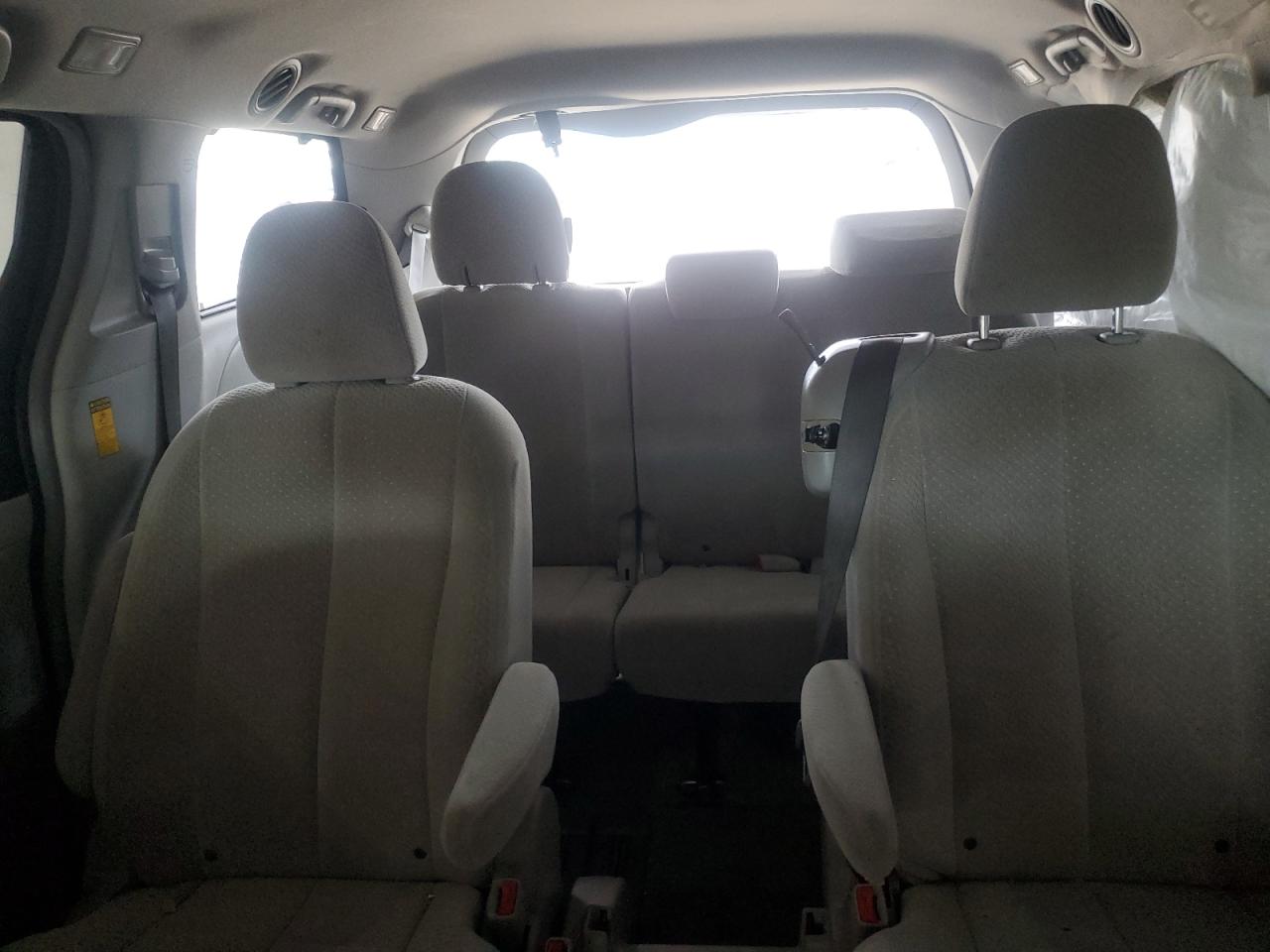 Toyota Sienna Le Image 3