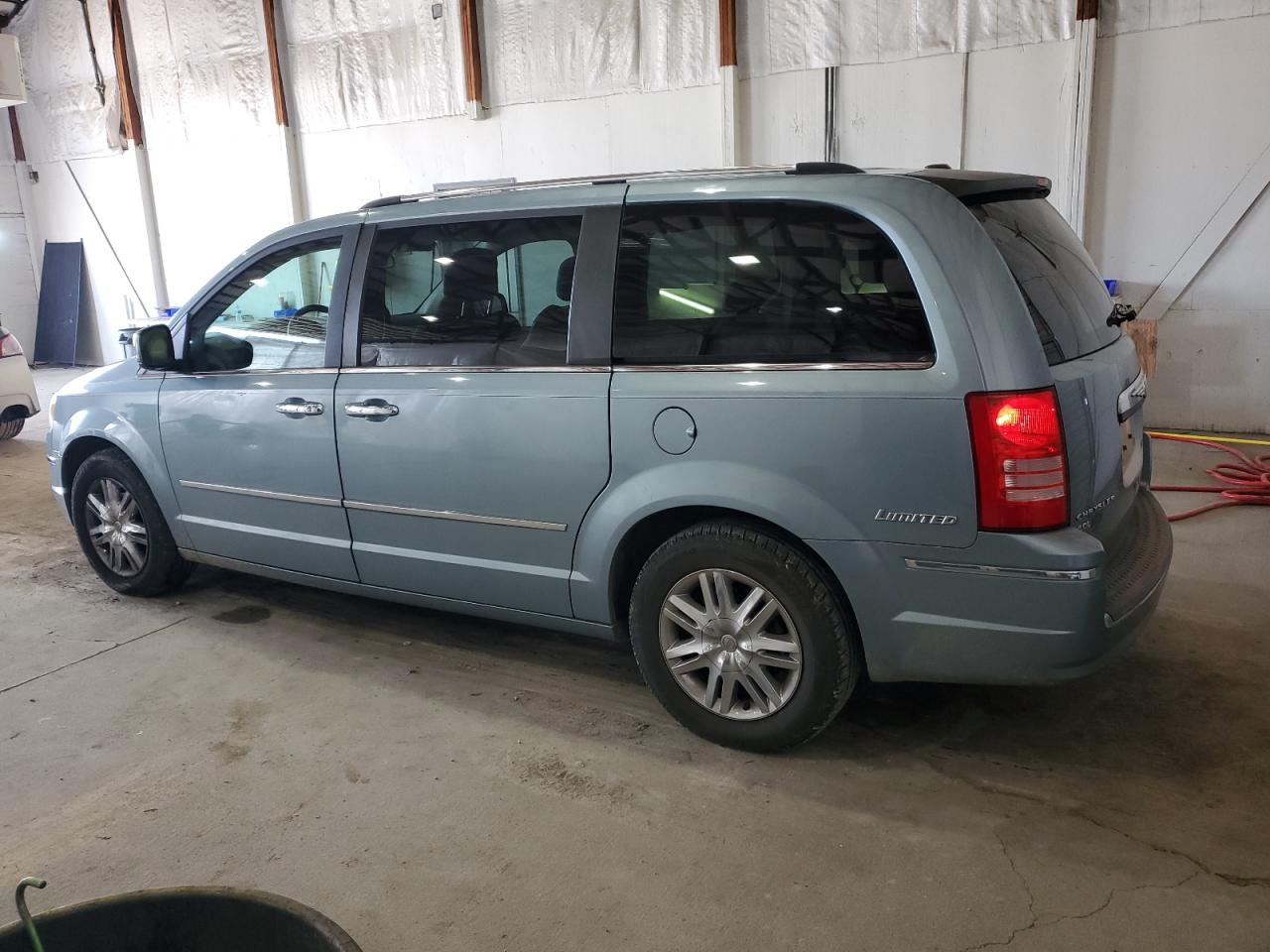 Chrysler Minivan Limited Image 4