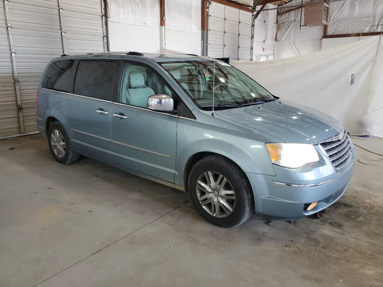 Chrysler Minivan Limited Image 2