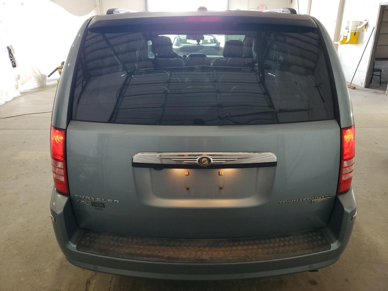 Chrysler Minivan Limited Image 5