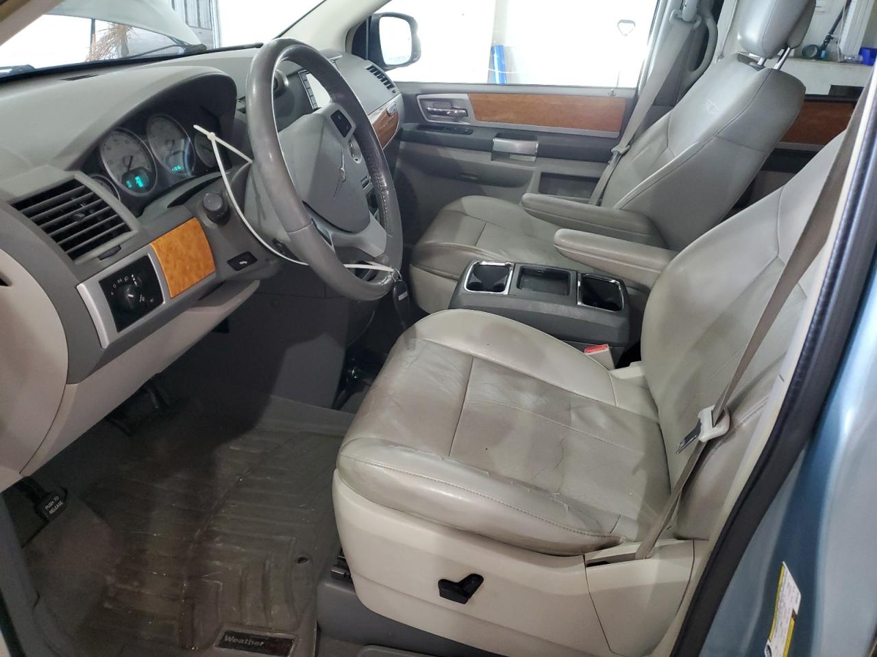 Chrysler Minivan Limited Image 8