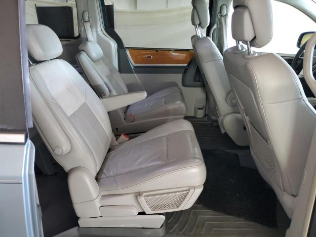 Chrysler Minivan Limited Image 11