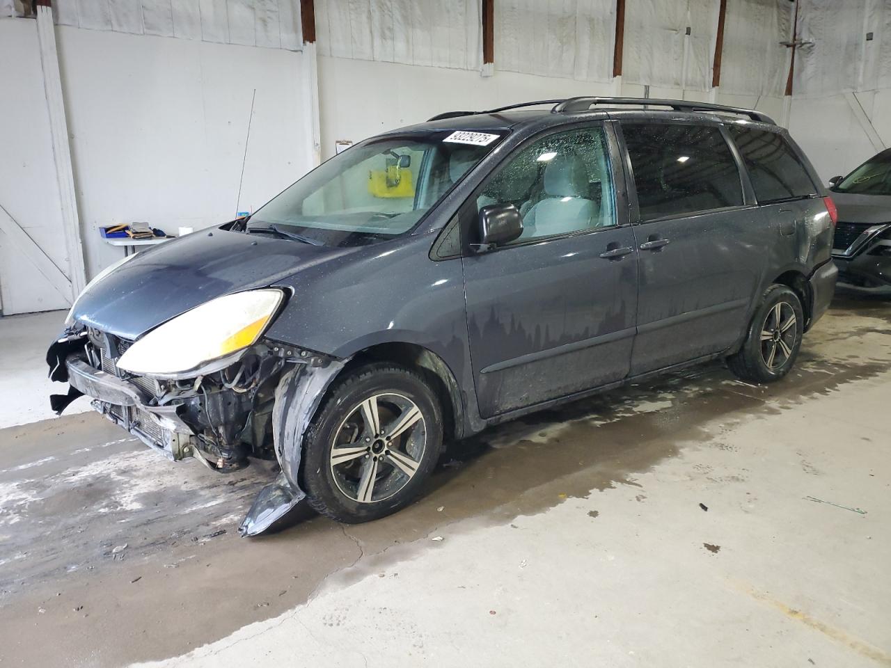 Toyota Sienna Ce Image 1