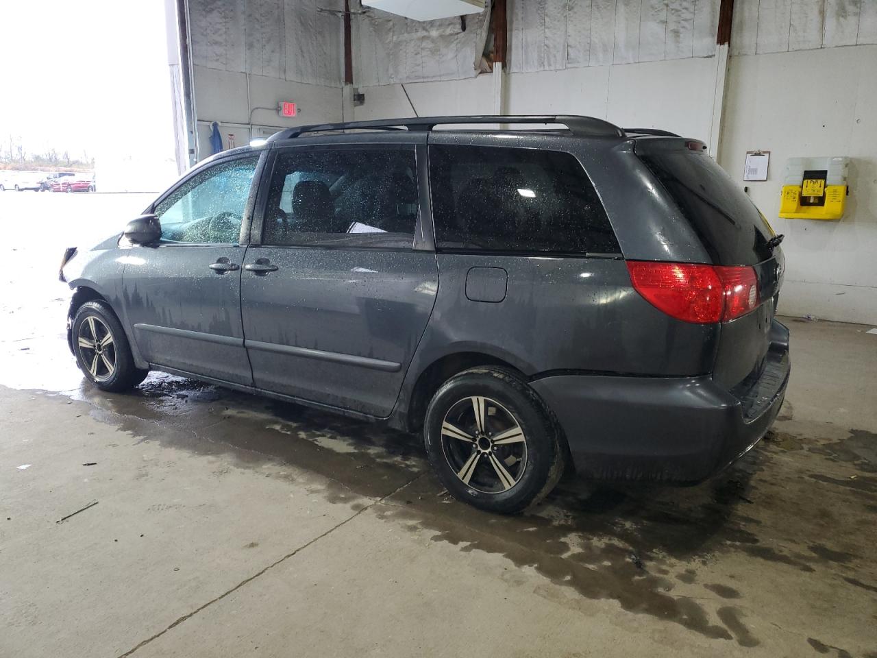 Toyota Sienna Ce Image 2