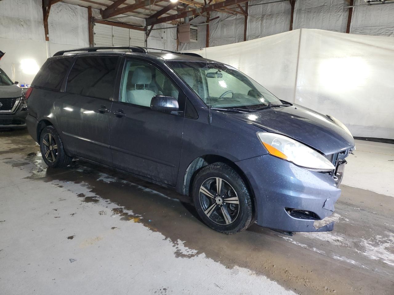 Toyota Sienna Ce Image 9