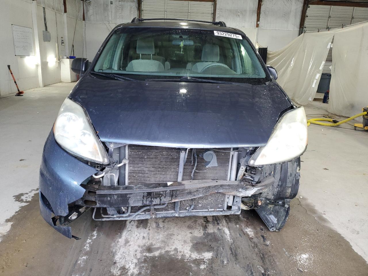 Toyota Sienna Ce Image 10