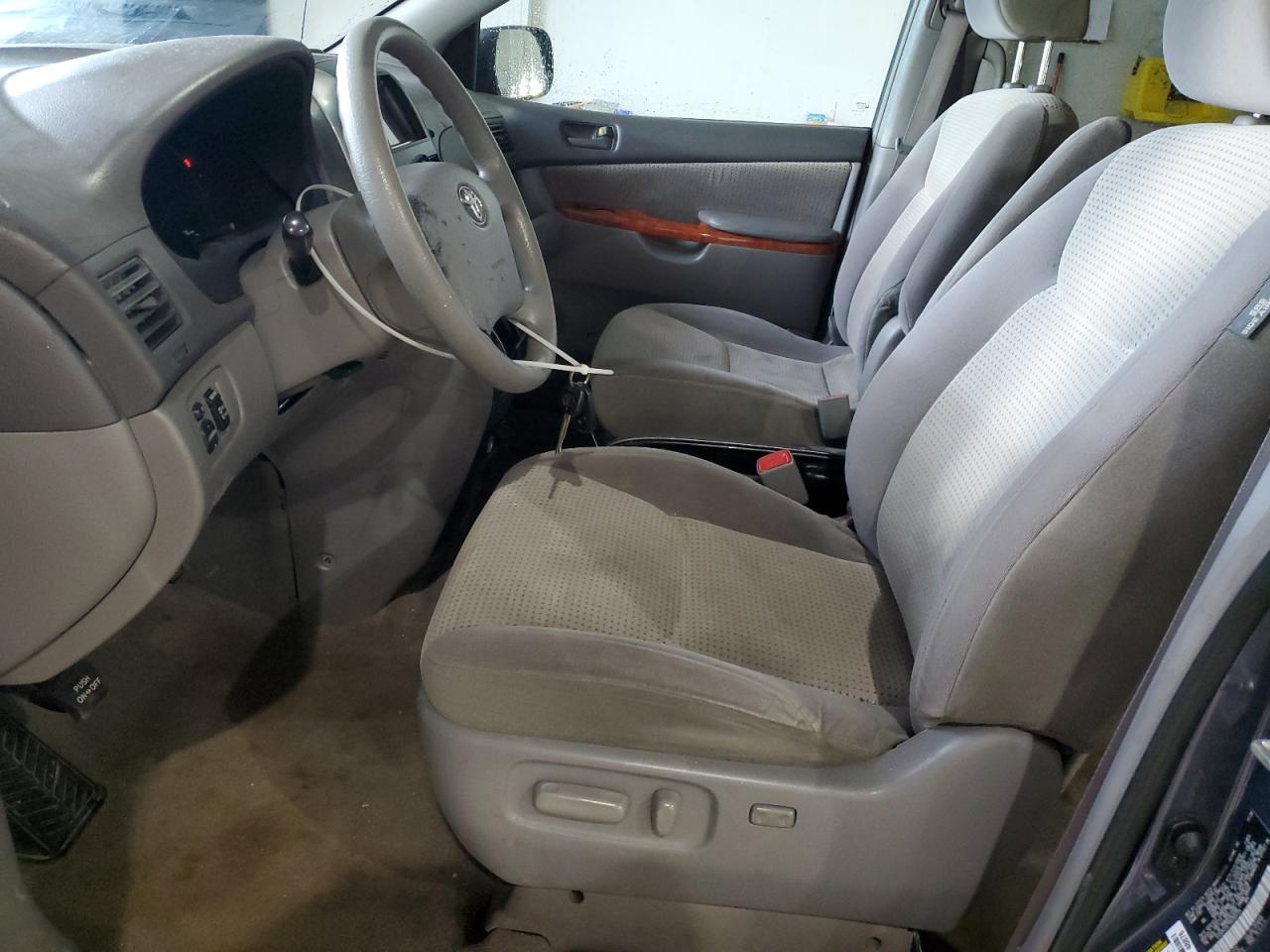 Toyota Sienna Ce Image 3