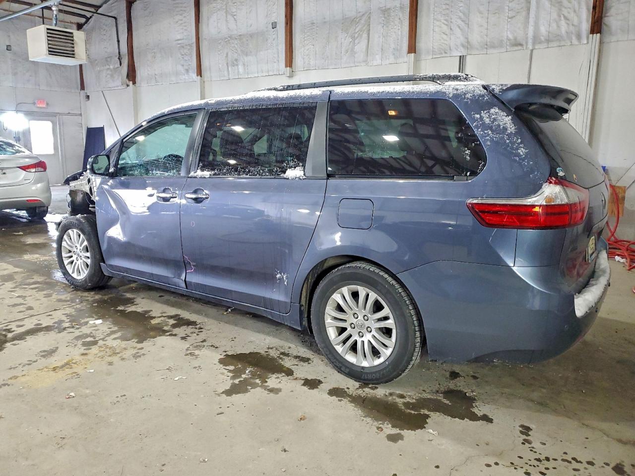 Toyota Sienna Xle Image 2