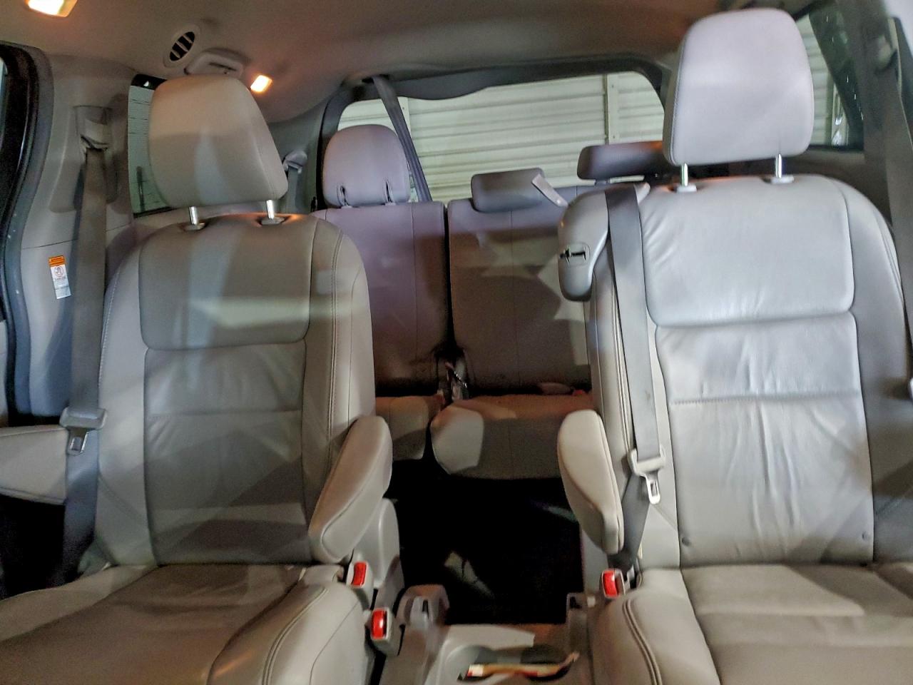 Toyota Sienna Xle Image 10