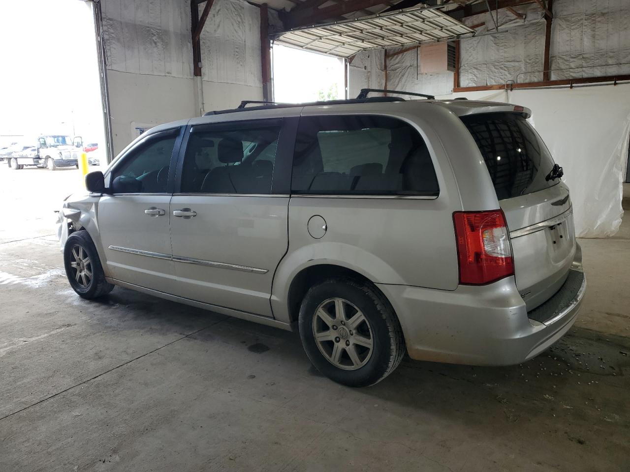 Chrysler Minivan Touring Image 8