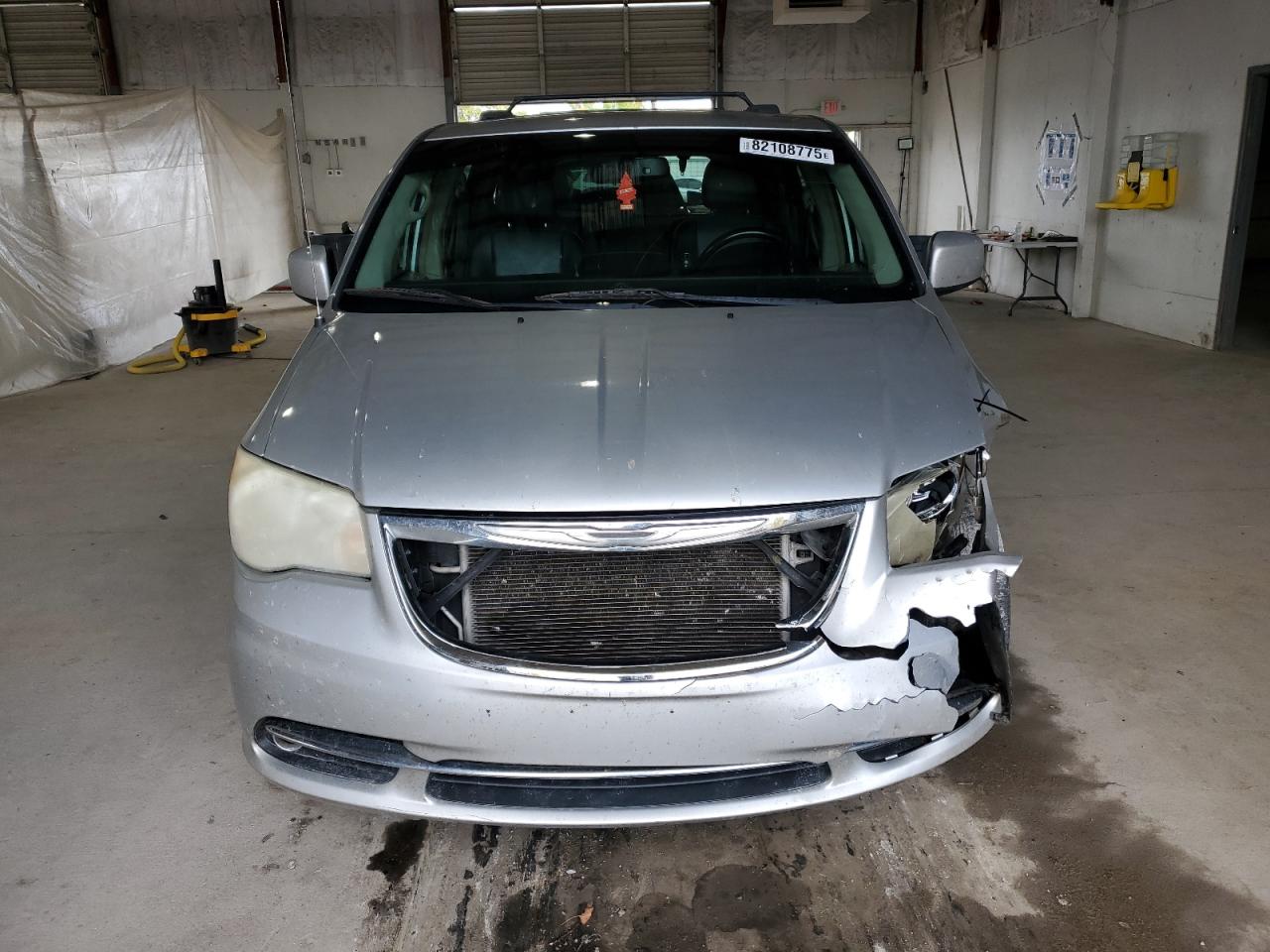 Chrysler Minivan Touring Image 7