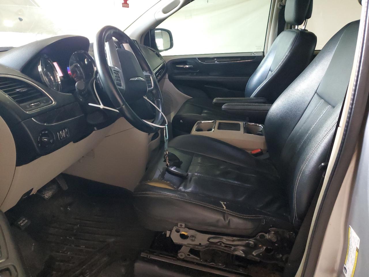 Chrysler Minivan Touring Image 5