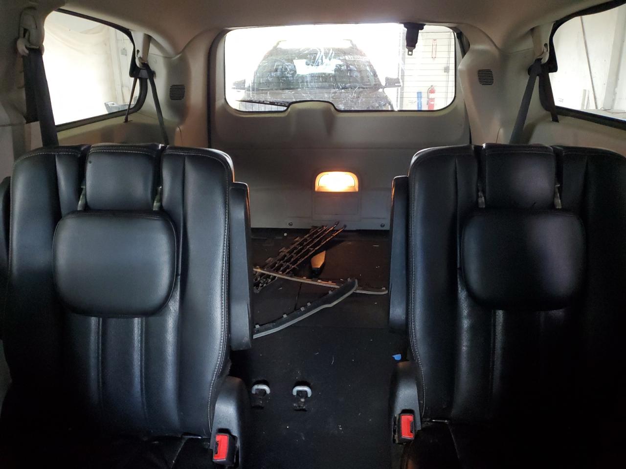 Chrysler Minivan Touring Image 9