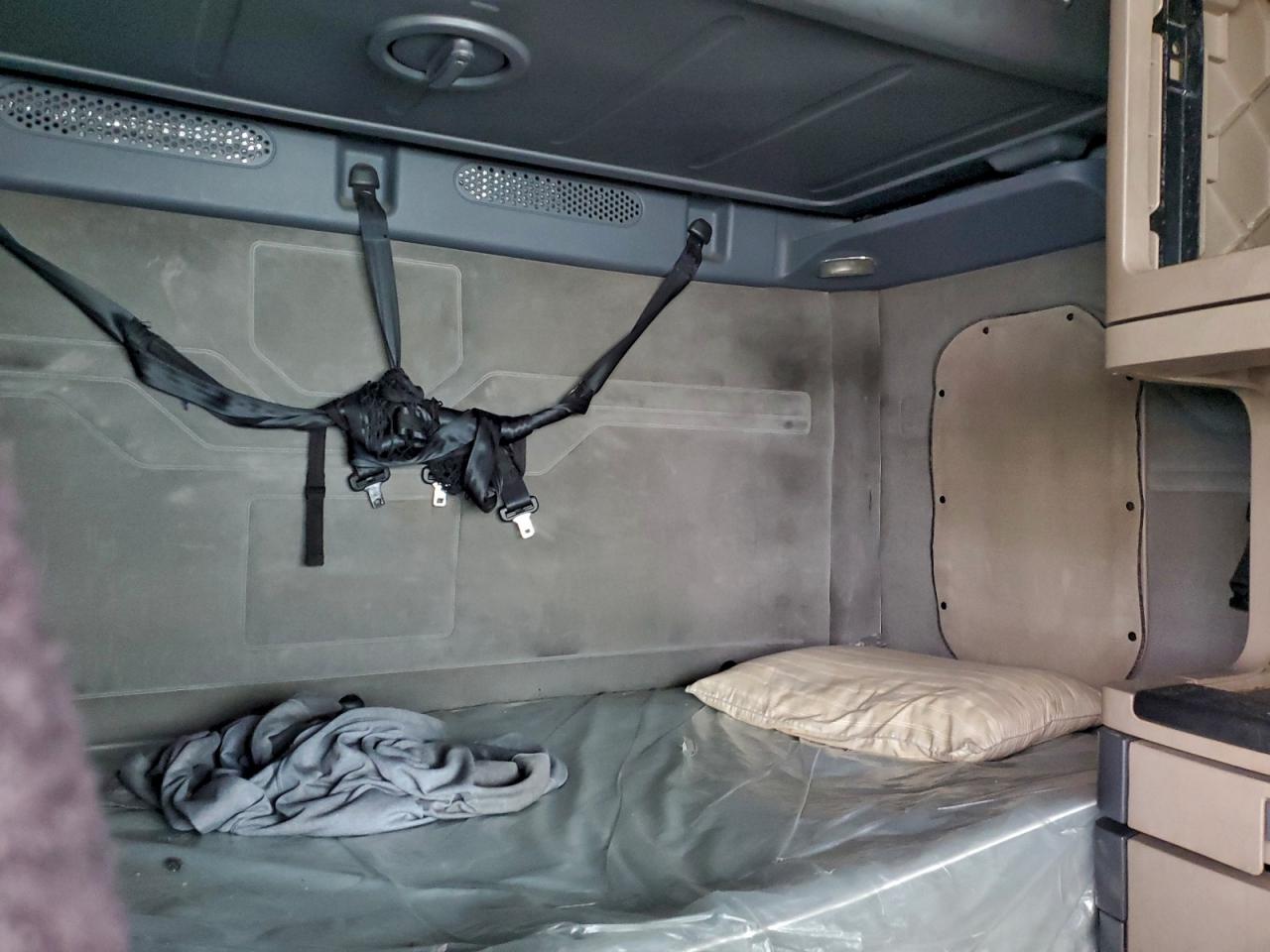 Freightliner Cascadia Image 10