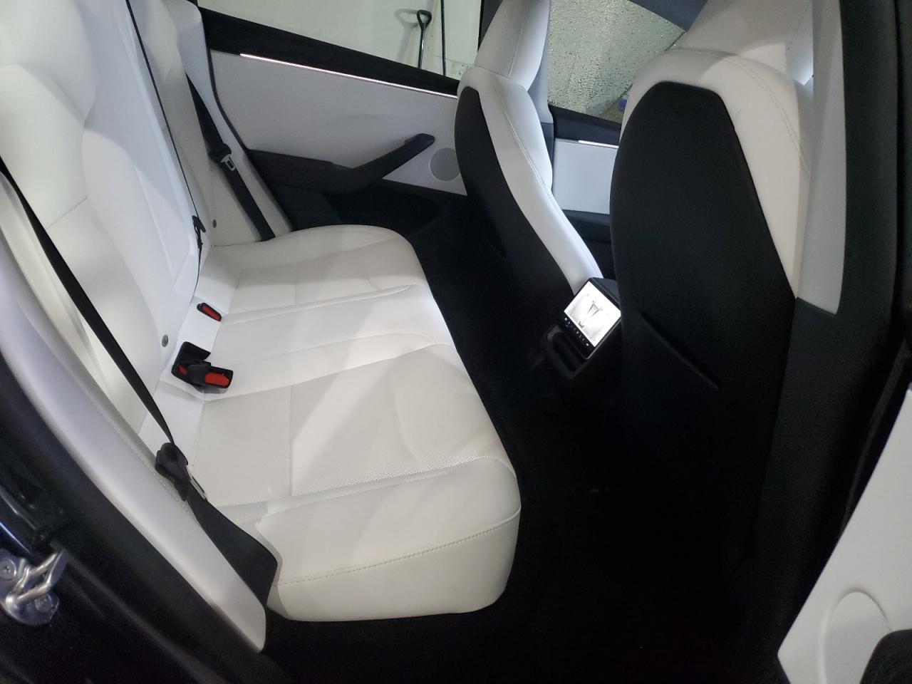 Tesla Model 3 Image 8