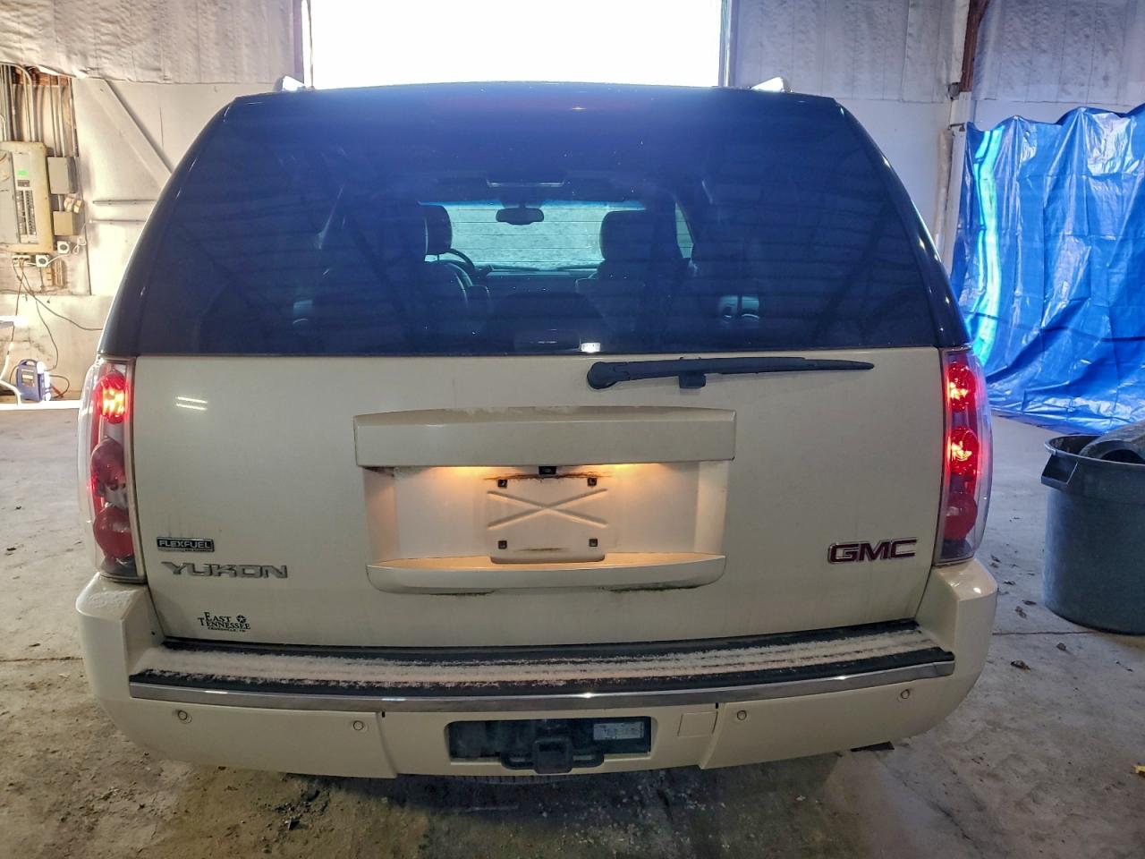 GMC Yukon Denali Image 6