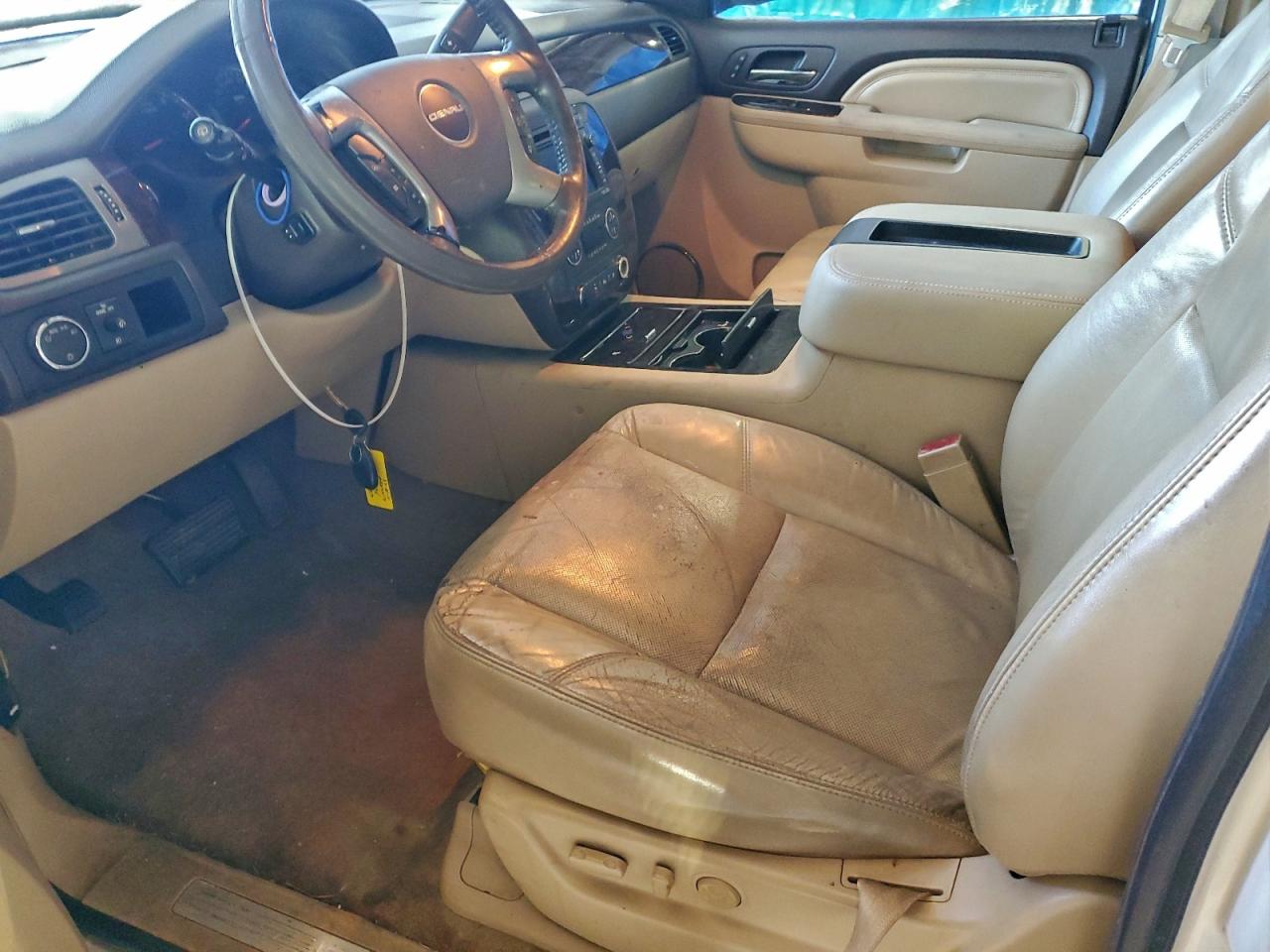 GMC Yukon Denali Image 7