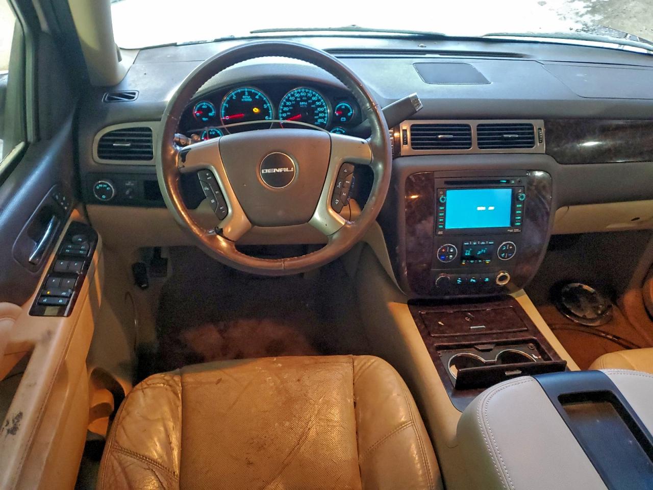 GMC Yukon Denali Image 4