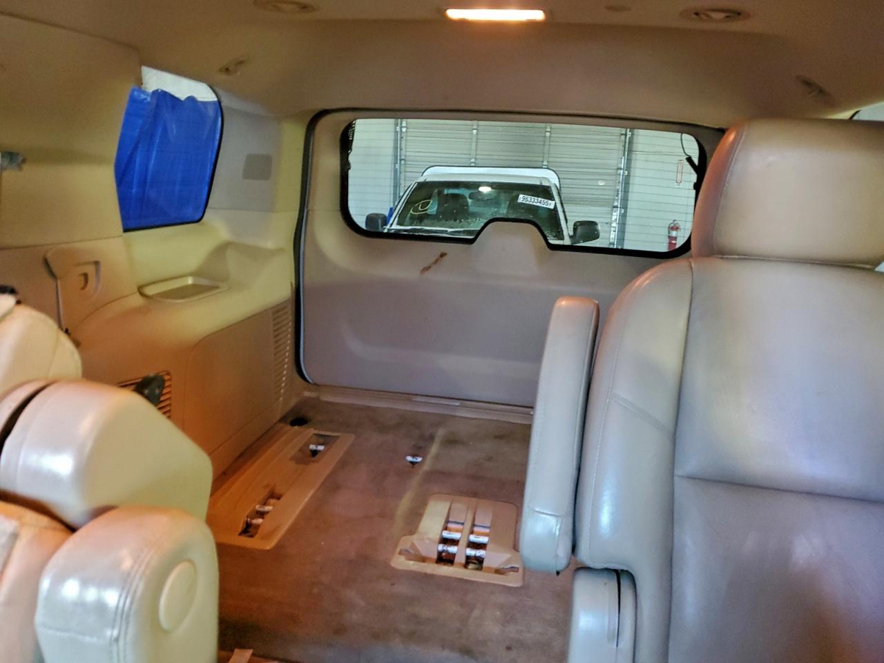 GMC Yukon Denali Image 8