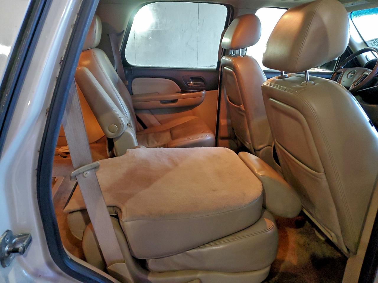 GMC Yukon Denali Image 10