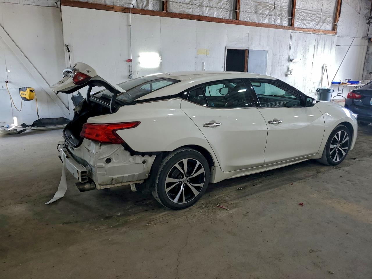 Nissan Maxima 3.5s Image 2