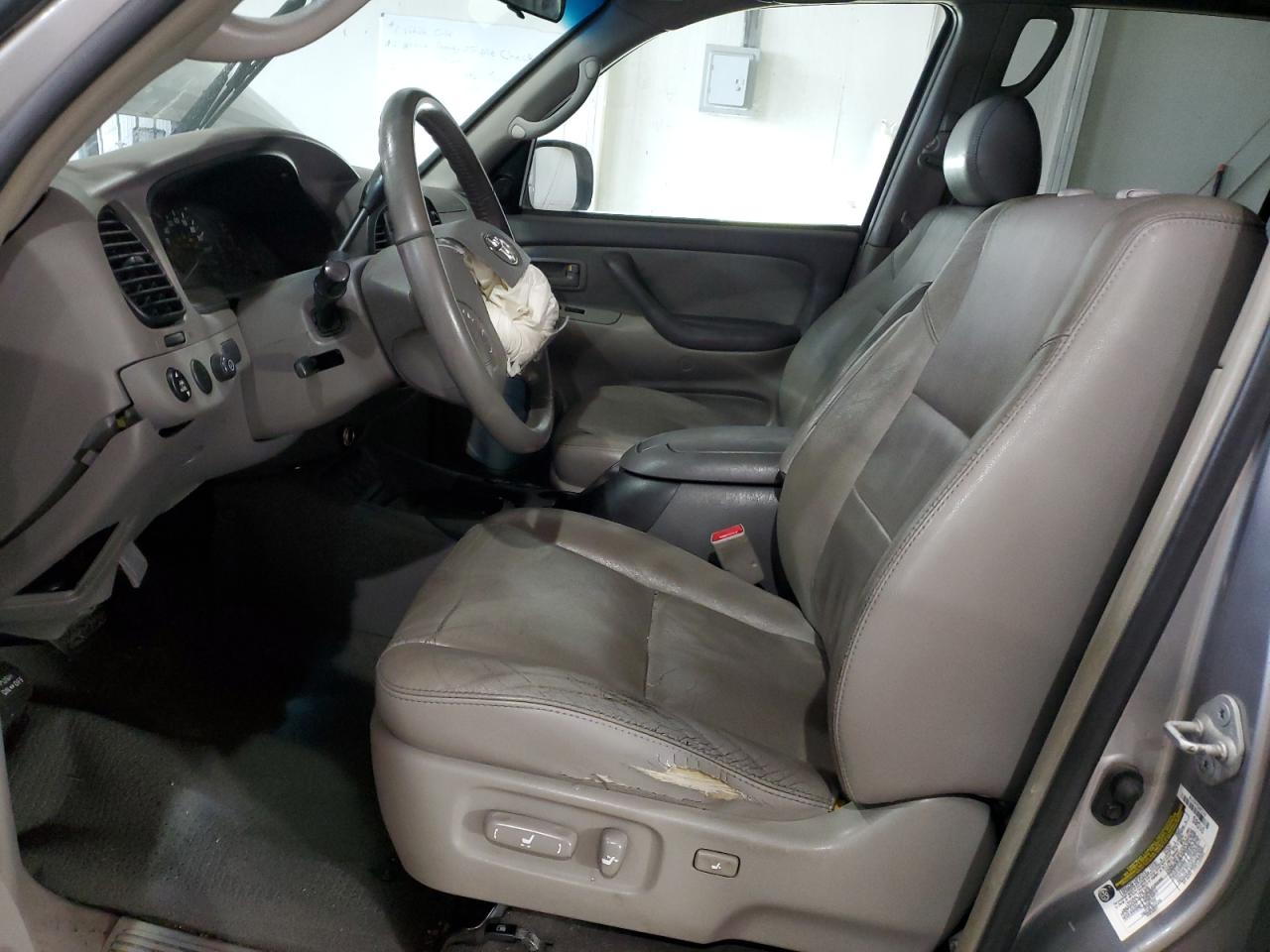 Toyota Sequoia Sr5 Image 8