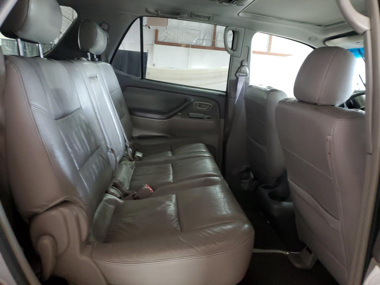 Toyota Sequoia Sr5 Image 3
