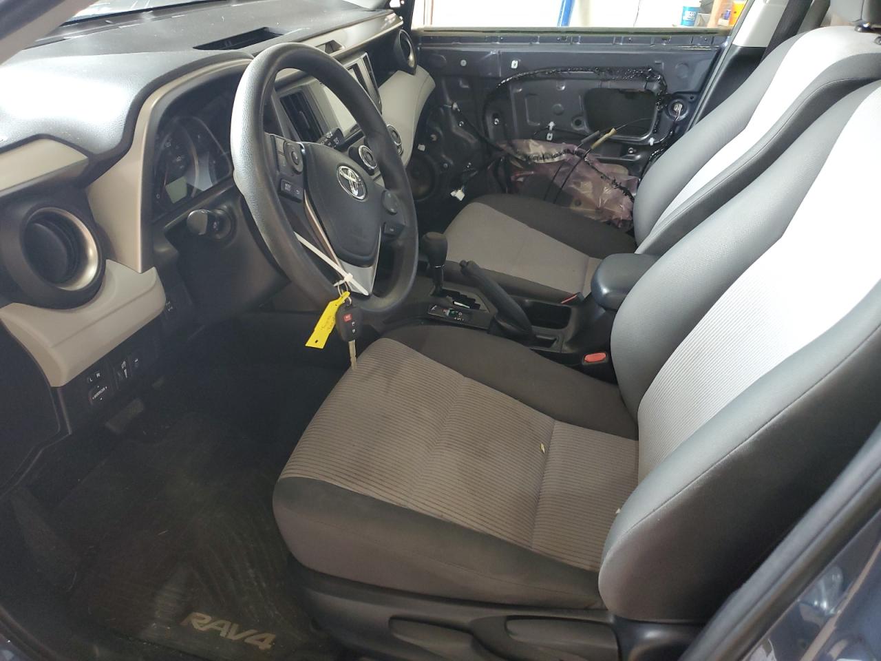 Toyota RAV4 Le Image 5