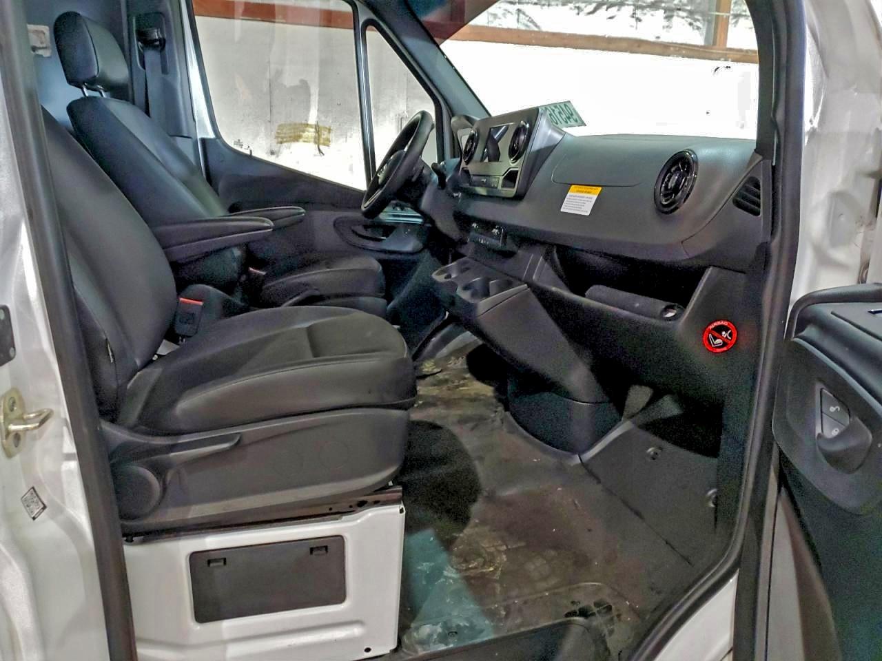 Mercedes-Benz Sprinter 2500 Image 11