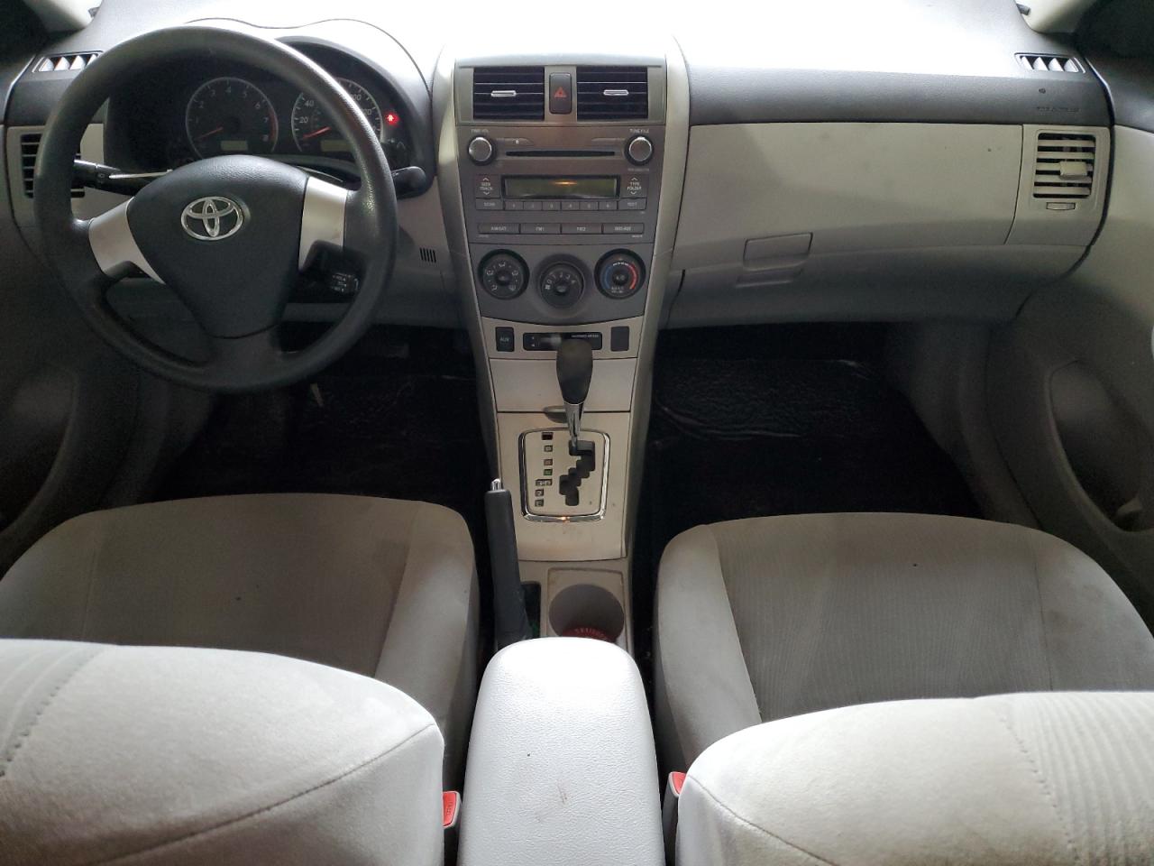 Toyota Corolla Base Image 9