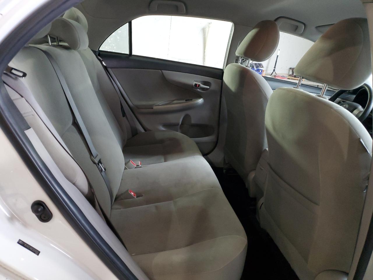 Toyota Corolla Base Image 10