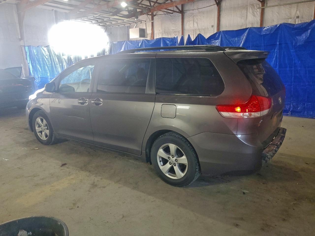 Toyota Sienna Le Image 3