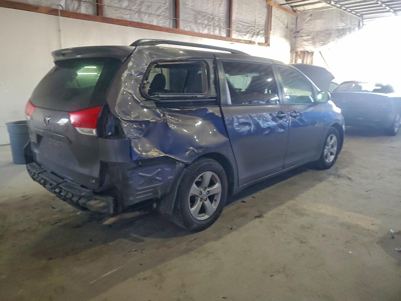 Toyota Sienna Le Image 5