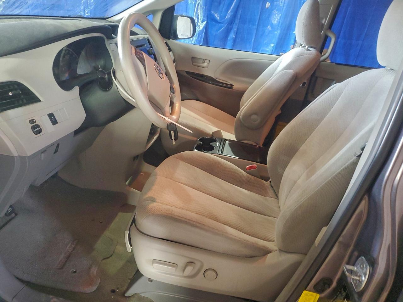 Toyota Sienna Le Image 4