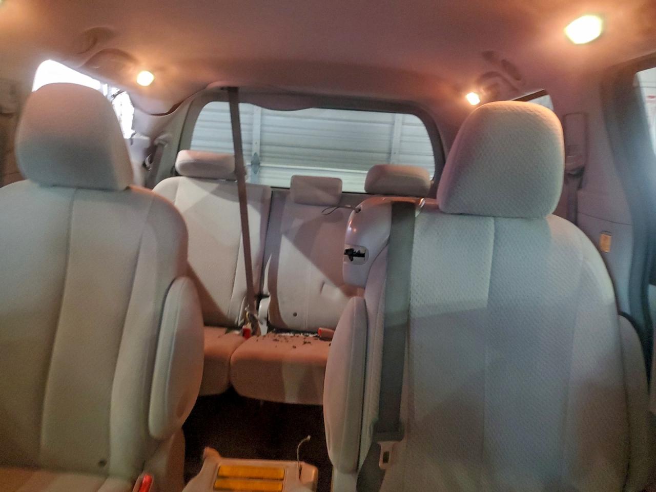 Toyota Sienna Le Image 10