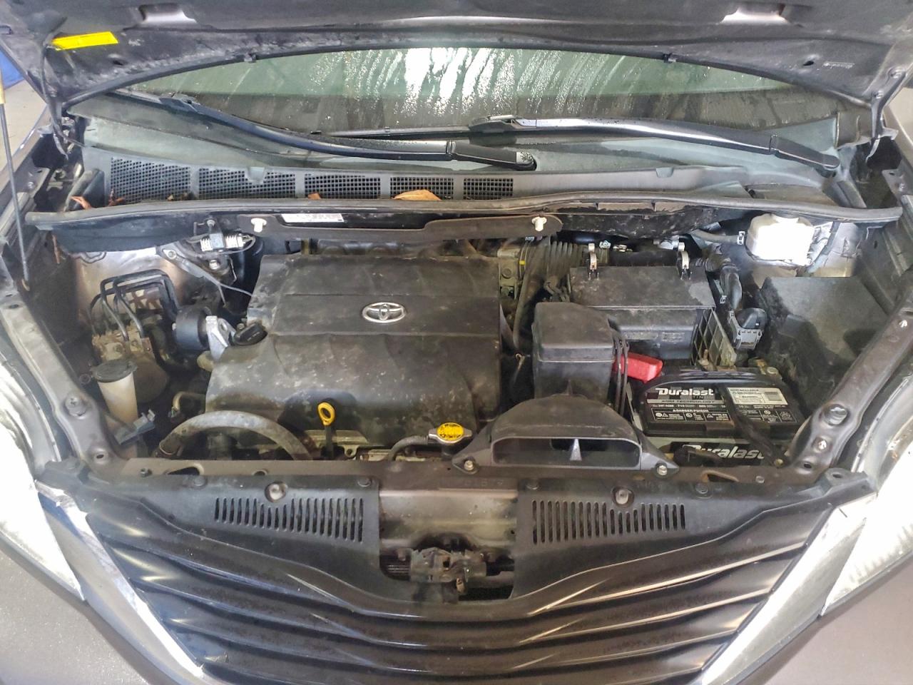 Toyota Sienna Le Image 2