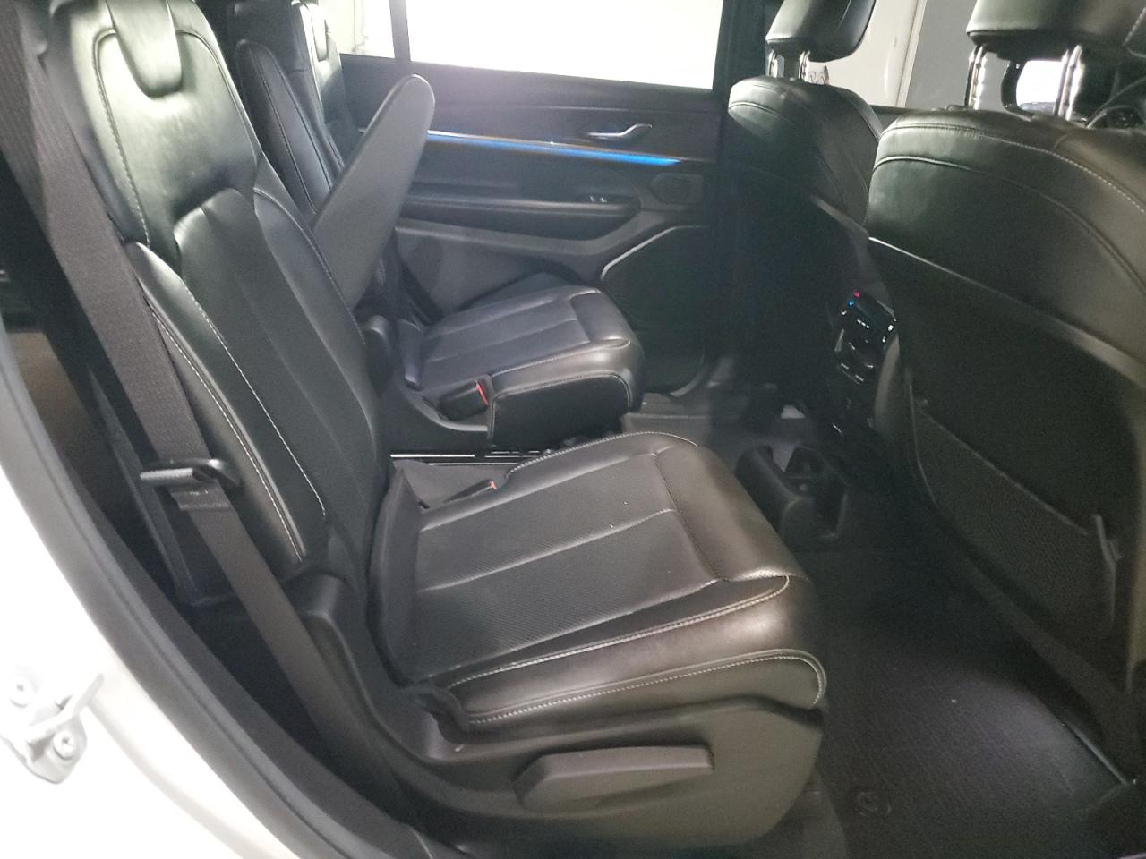 Jeep Grand Cherokee L Overland Image 9