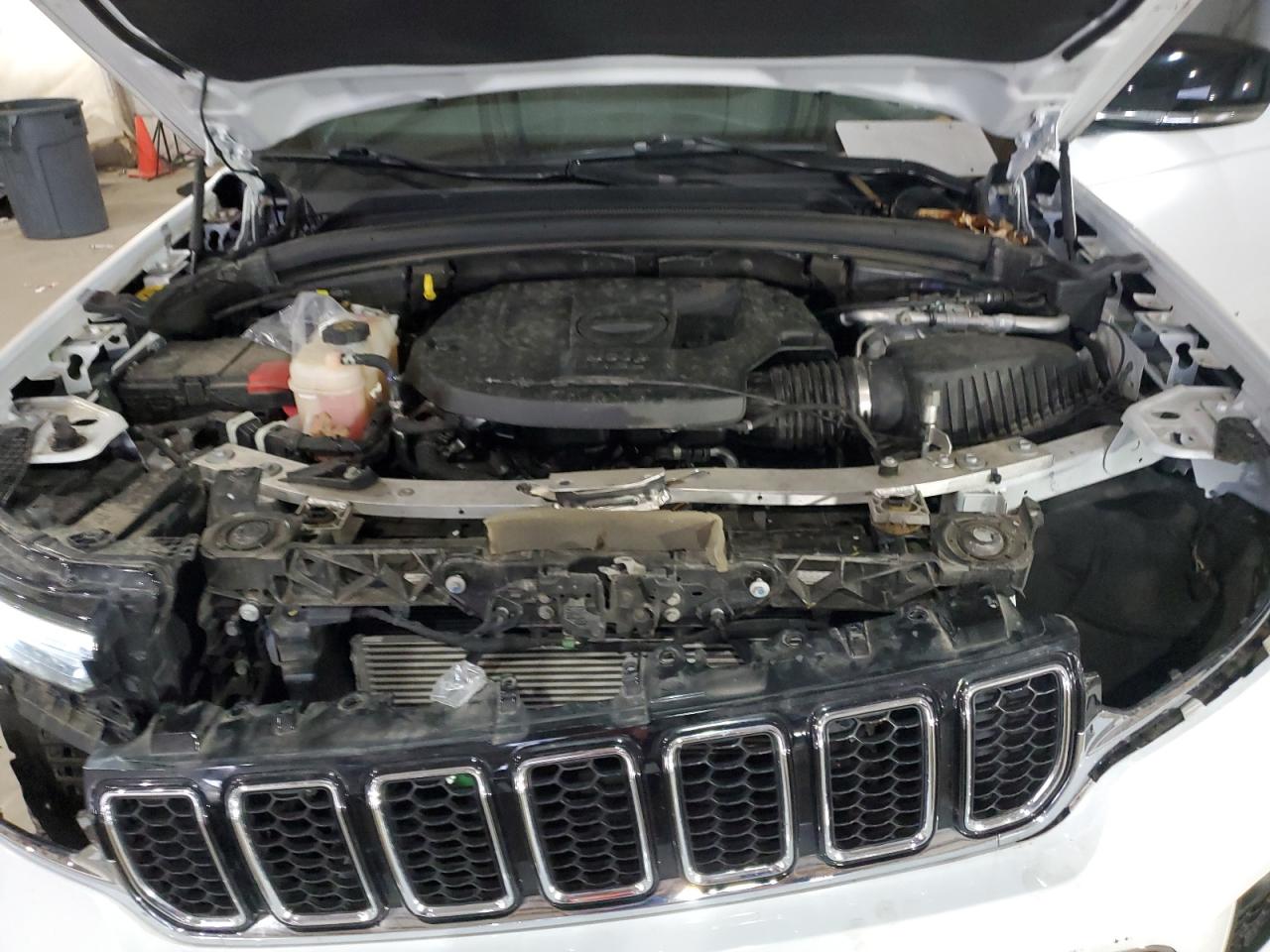 Jeep Grand Cherokee L Overland Image 4