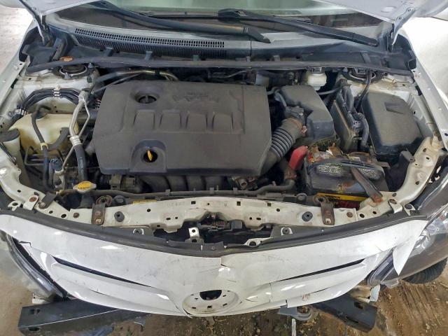 Toyota Corolla Base Image 9