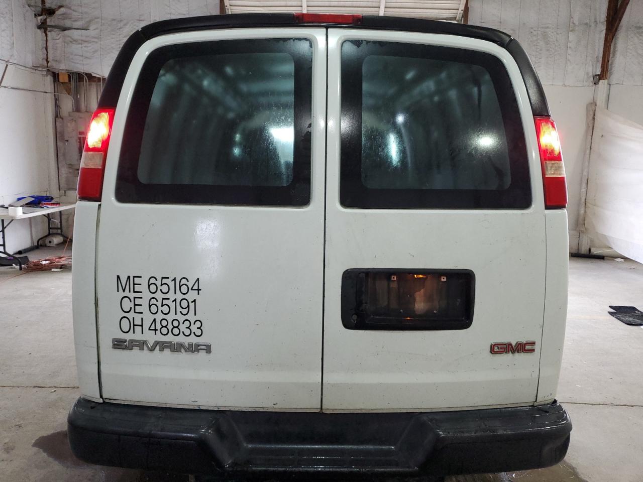 GMC Savana G3500 Image 11