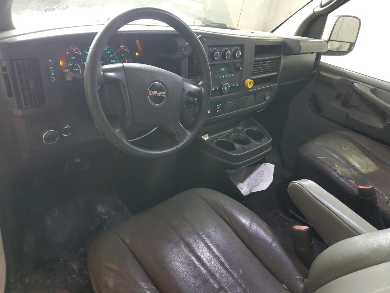 GMC Savana G3500 Image 10