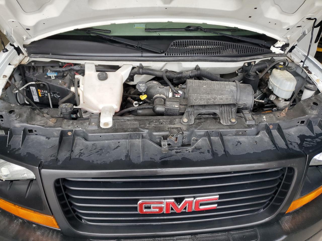 GMC Savana G3500 Image 12