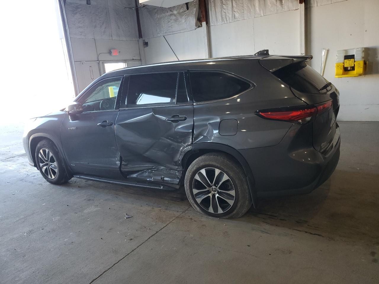 Toyota Highlander Hybrid Xle Image 2