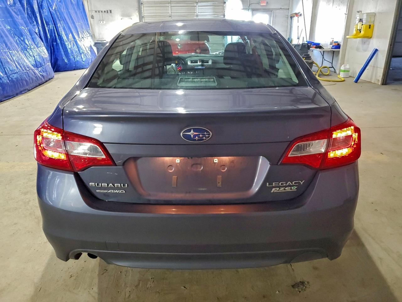 Subaru Legacy 2.5i Image 4
